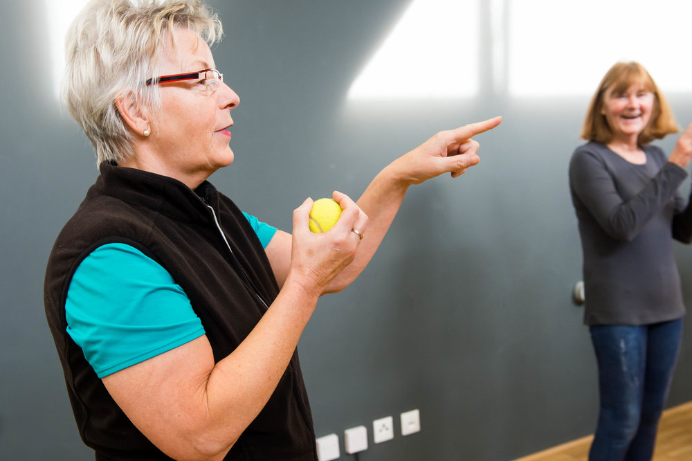 Trainerin – erklaerung coaching junge frau