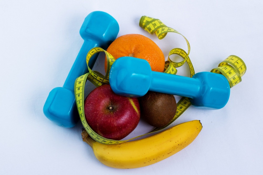 Hanteln Fruechte Massband Fitness Ernaehrung