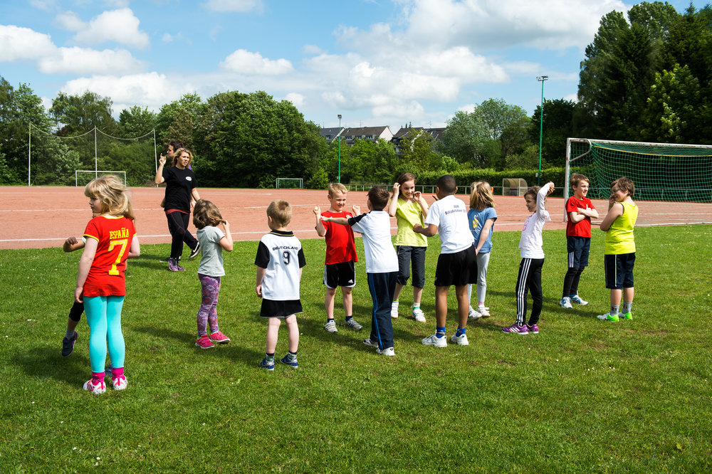 Kinder beim Laufen im Freien