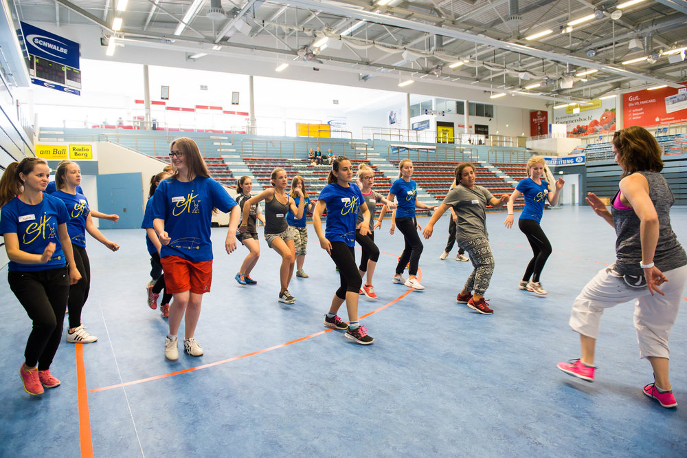 Kinder Ballspiel Sporthalle Gruppenspiel