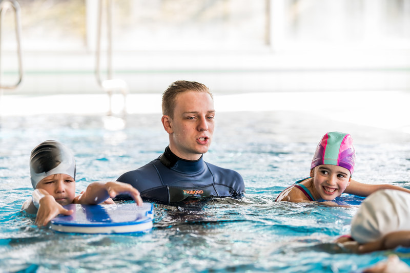 Schwimmtrainer Pool Schwimmkurs – meinsportnetz.nrw