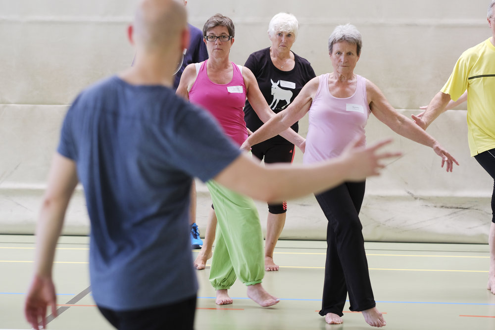 Sportgruppe und Kinder und Erwachsene beim Tanzen im Fitnessstudio