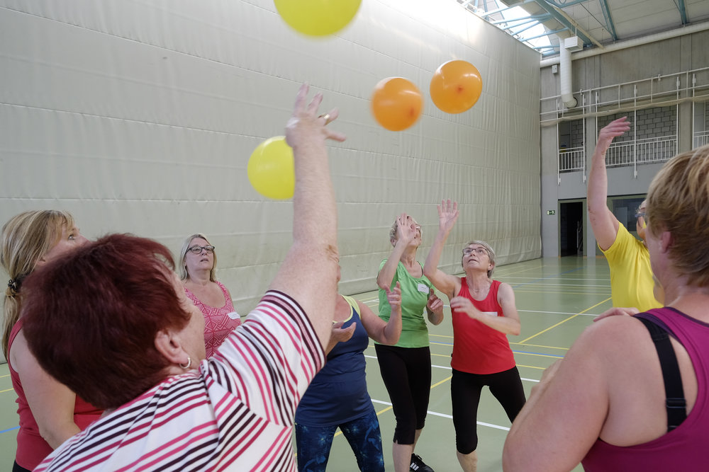 Kinder Erwachsene Luftballons Gym Spiel
