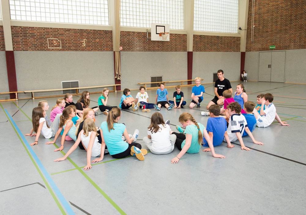 Kinder in der Turnhalle