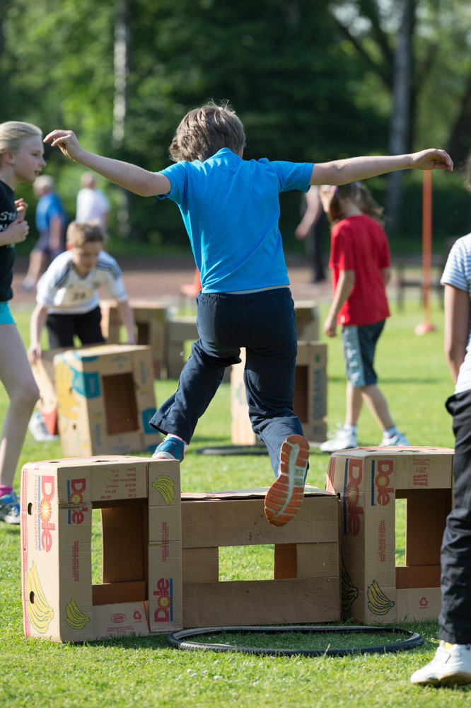 Maedchen Gleichgewicht Medizinball Schulturnen