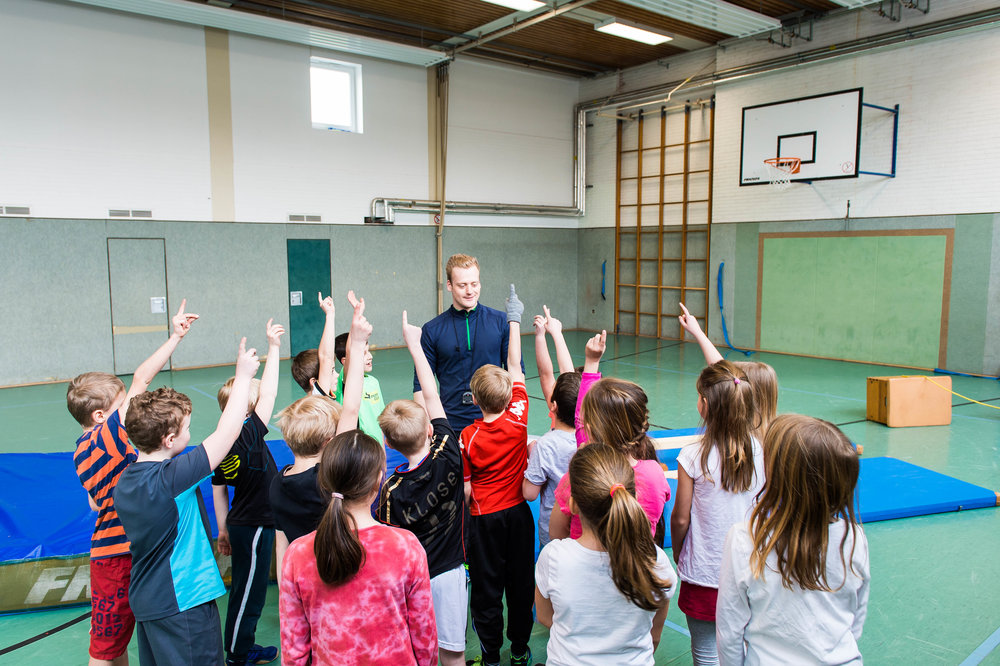 Trainer Kinder Turnen Haende Hoch