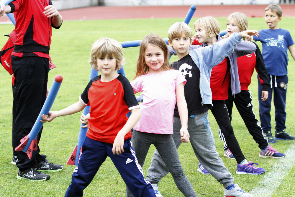 Kinder und Trainer*in – uebungen sport schule – meinsportnetz.nrw