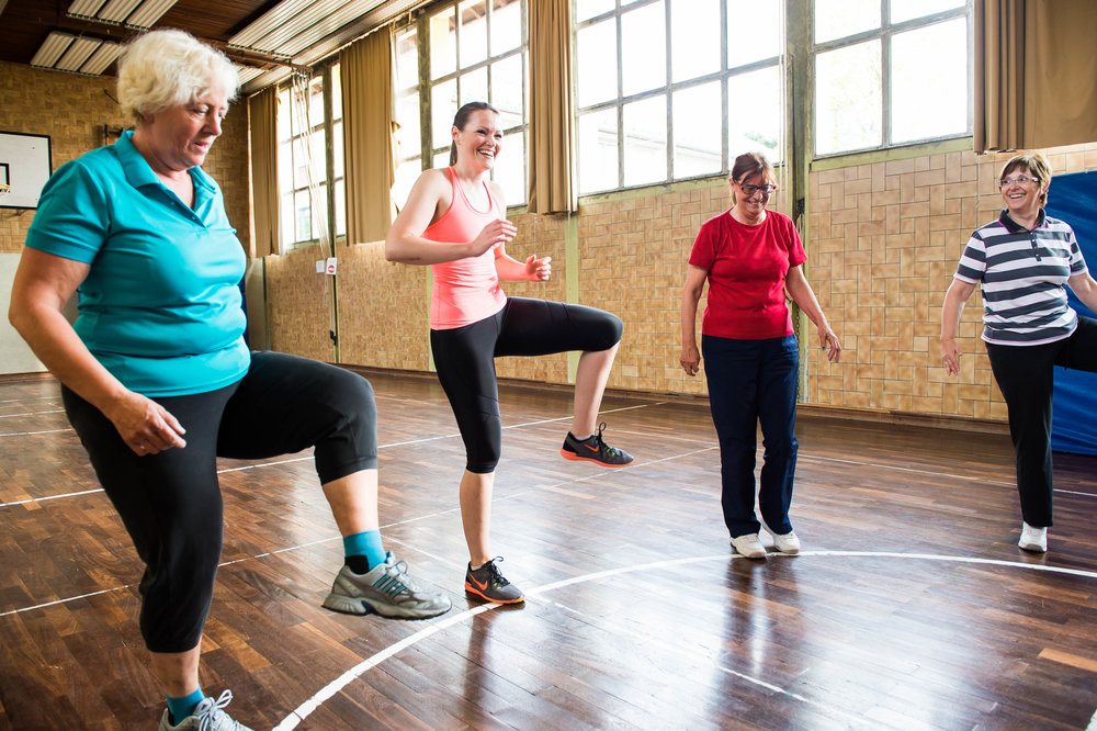 Seniorinnen Beinhebs Fitness Sporthalle